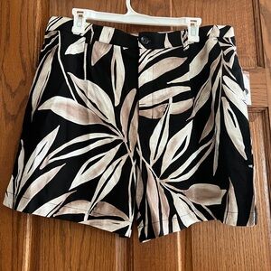 NWT Time and Tru Black and Cream Leaf Print Women's Shorts L Tropical vacation